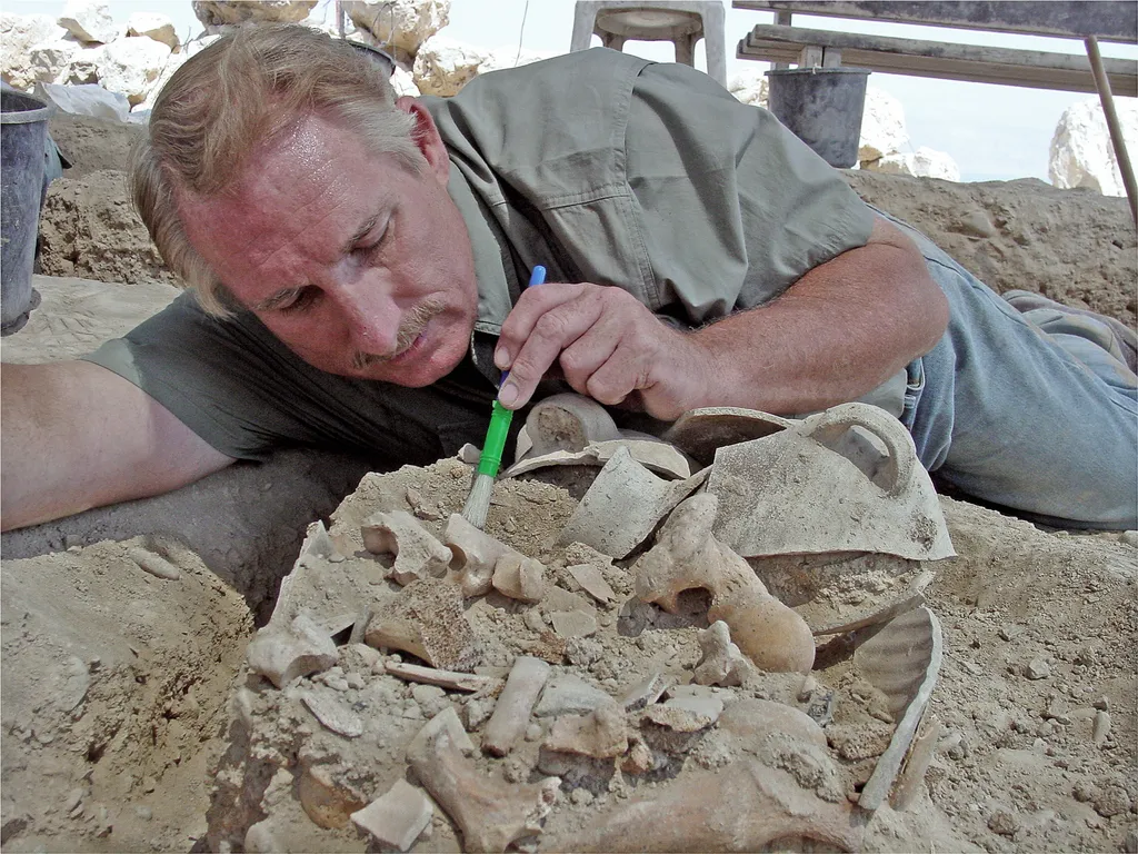 Unearthing animal bones at Qumran