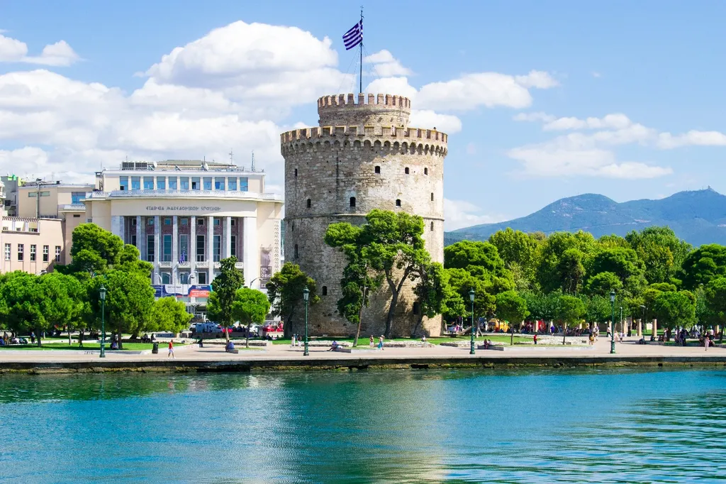 The White Tower of Thessaloniki, on the edge of Nikis Avenue, a prominent Ottoman addition to the city walls, built in 1430 and rebuilt in 1535,[84] and symbol of the city